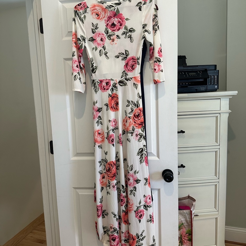 Beautiful floral print quarter sleeve long flowing dress. Size small .